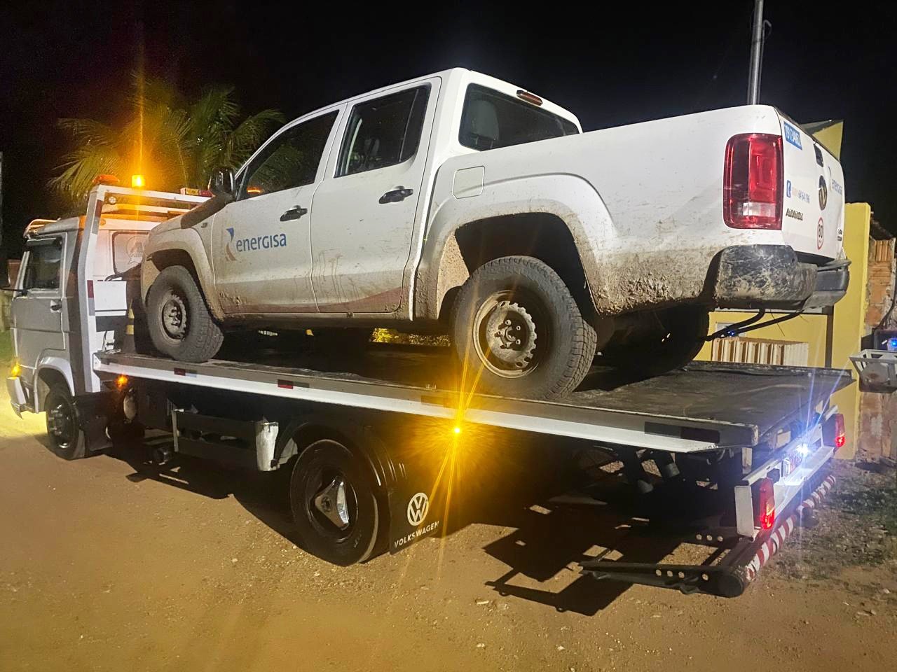 Guincho transportando carro em atendimento 24 horas em Cuiabá