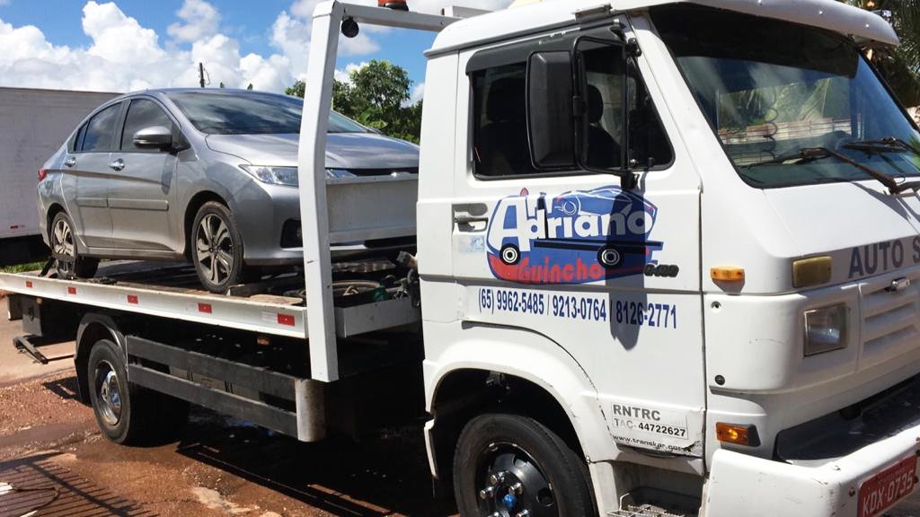 Caminhão plataforma da Alô Guincho em atendimento de reboque em Cuiabá